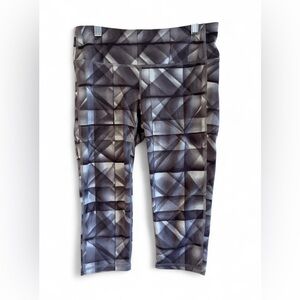 Athleta Women's Capri Leggings Geometric Pattern Gray Black White Size Small